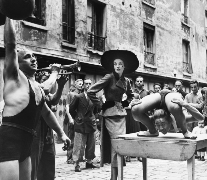 Elise_Daniels_with_street_performers_suit_by_Balenciaga_Le_Marais_Paris_1948._Photograph_by_Richard_Avedon__The_Richard_Avedon_Foundation